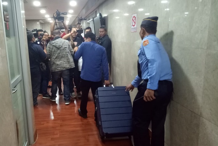 Dua koper diangkut KPK usai menggeledah kantor Nyoman di DPR
