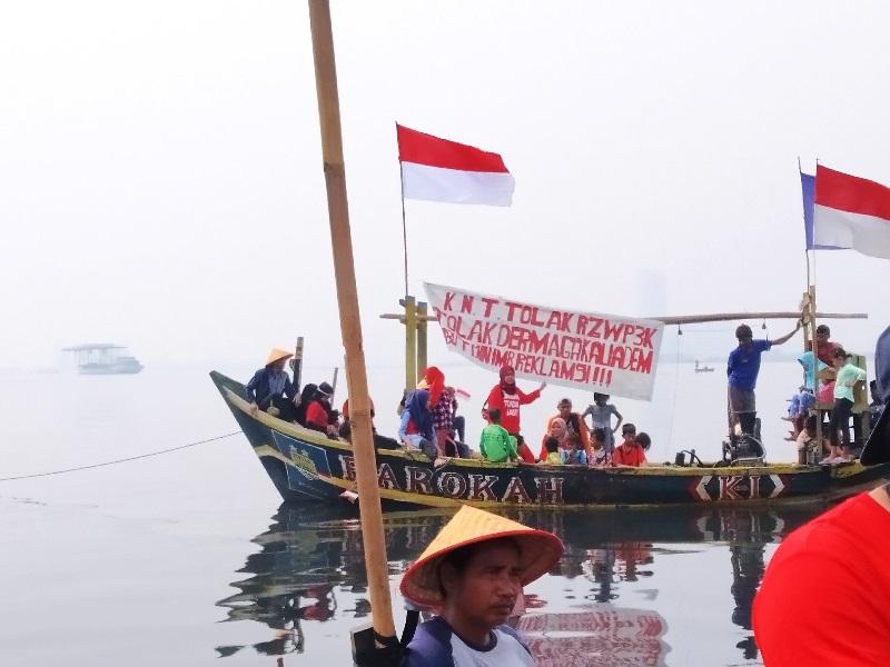 Nyanyi sendu Indonesia Raya di tepi Teluk Jakarta