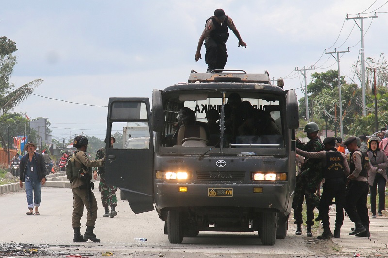TNI dan Polri kejar 4 anggota KKB yang kabur saat baku tembak