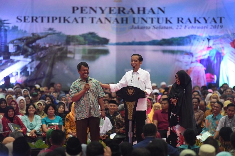 Seritifikat tanah yang dibagikan Jokowi untuk kredit bank