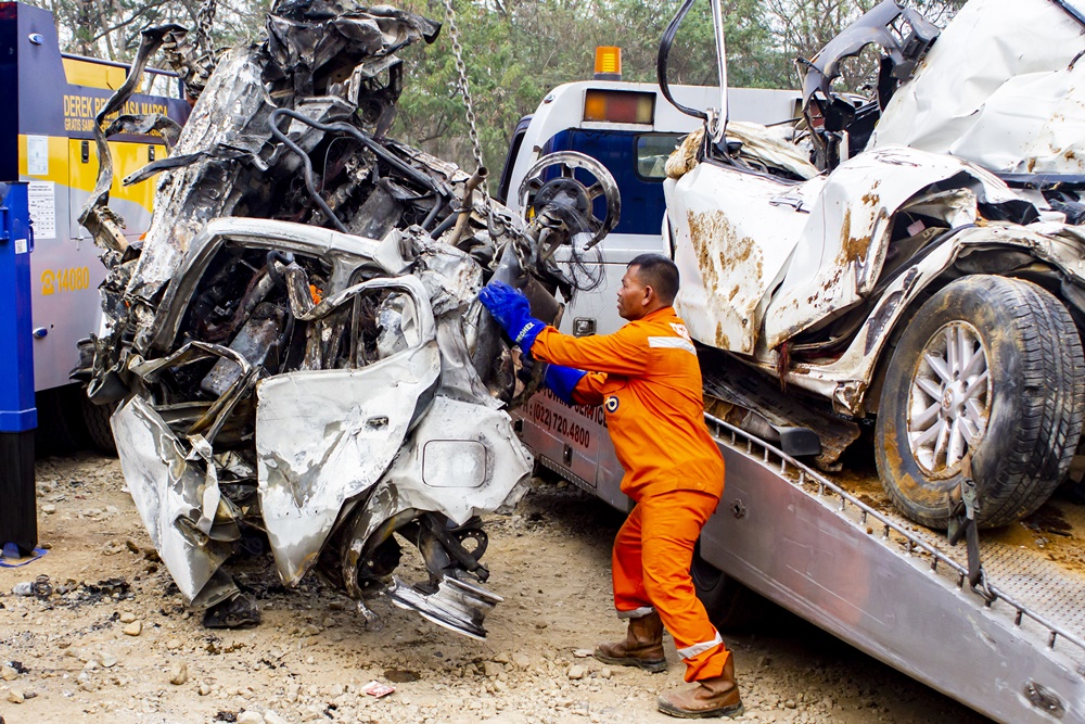 Kronologi kecelakaan di Tol Cipularang bermula dari dump truk