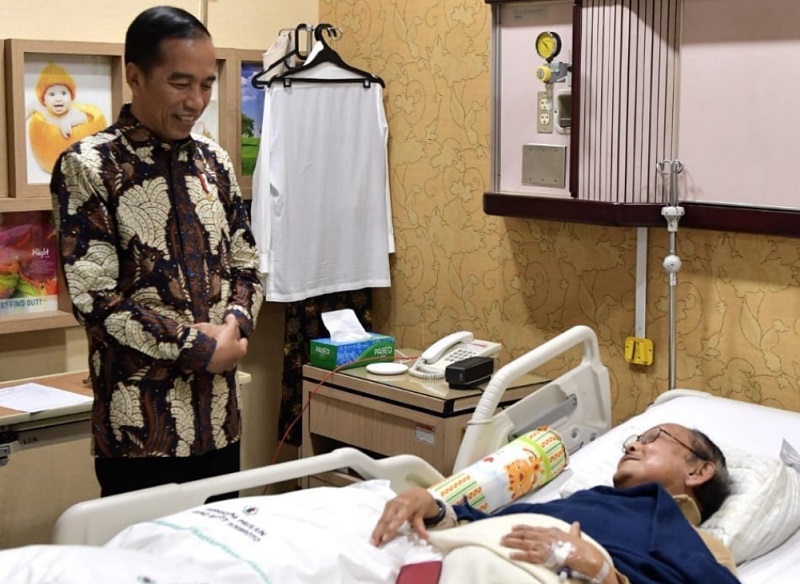 Jokowi jenguk BJ Habibie di CICU RSPAD Gatot Subroto