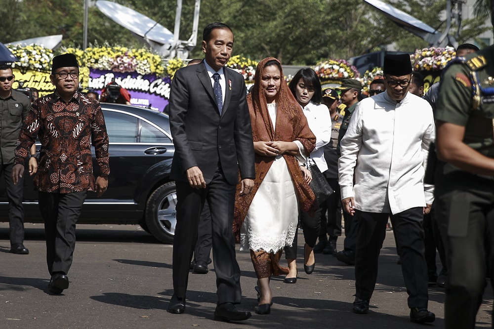 Jokowi bertakziah ke rumah duka BJ Habibie