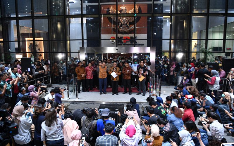 Mahfud MD: Pimpinan KPK tidak bisa kembalikan mandat ke Jokowi