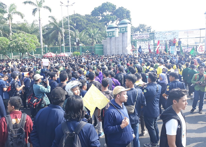 Ribuan mahasiswa geruduk DPR protes pengesahan UU KPK