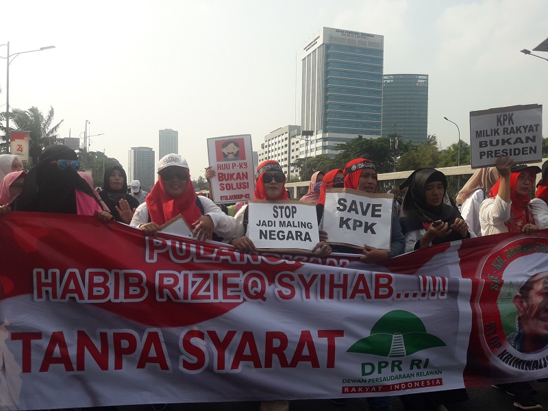 Dikawal FPI, ratusan emak-emak desak Jokowi turun