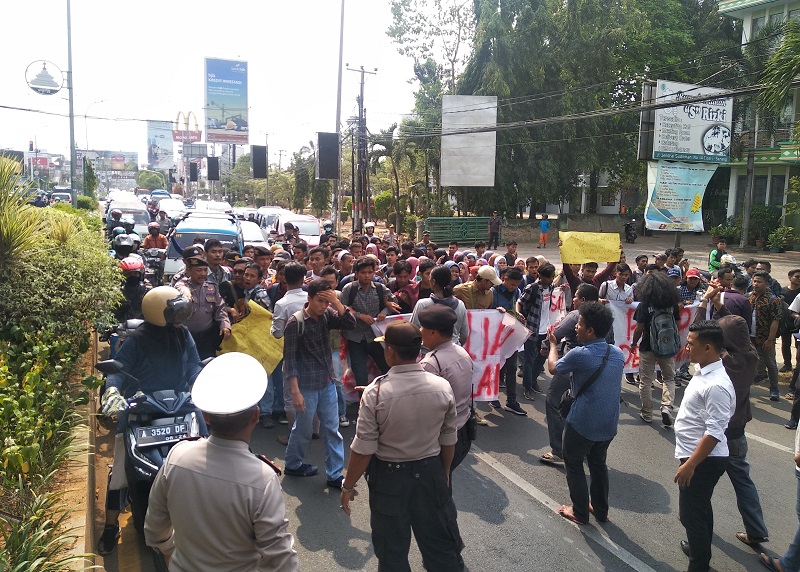 Mahasiswa blokade jalan tolak RUU KUHP dan revisi UU KPK