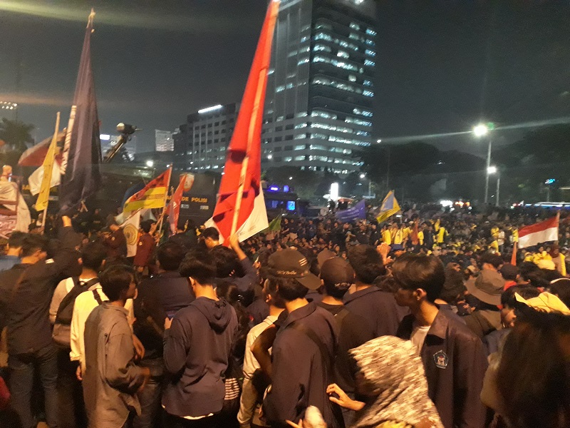 Demo mahasiswa di DPR, blokir jalan tol hingga menginap
