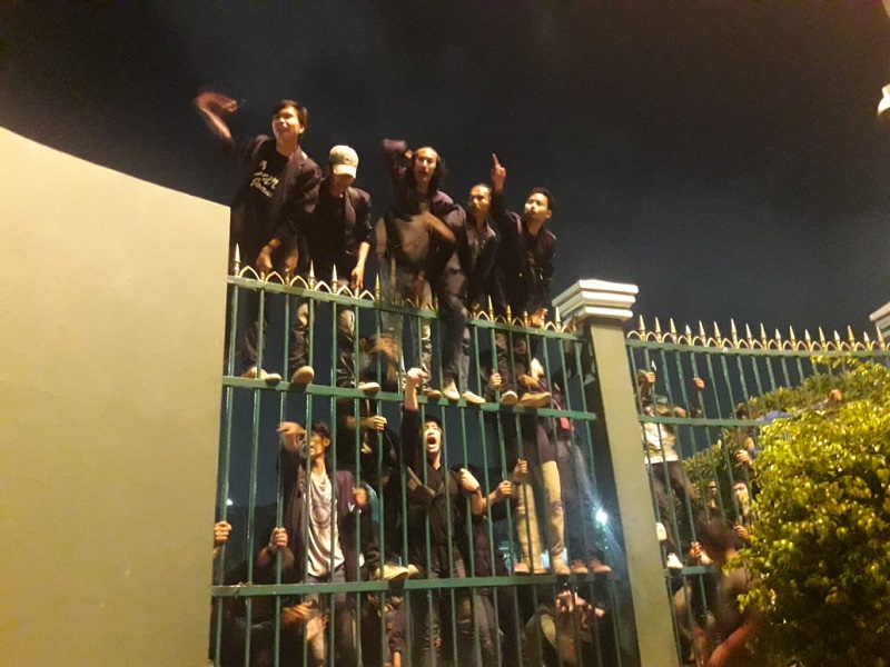 Demo di DPR panas, mahasiswa naik pagar