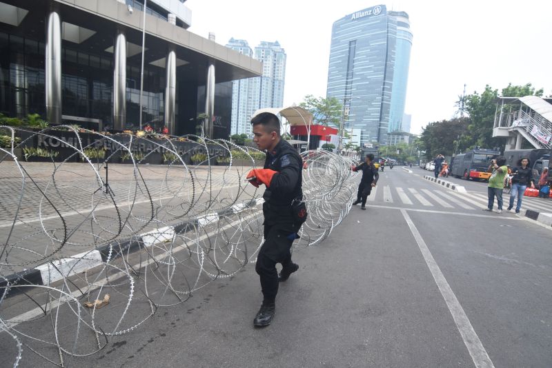 Amankan demonstrasi, rekayasa lalu lintas hingga kawat berduri siap di DPR RI