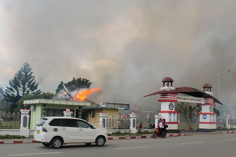 Terbakar, polisi temukan lima jeriken di bekas kantor bupati Yalimo