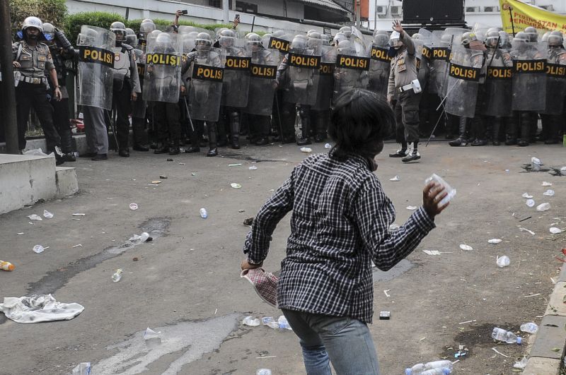Bujuk tak anarkis, pelajar lempari polisi dengan batu dan petasan