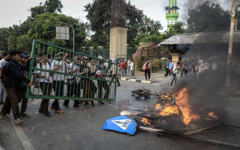 Unjuk rasa di DPR ricuh, polisi amankan ratusan pelajar 
