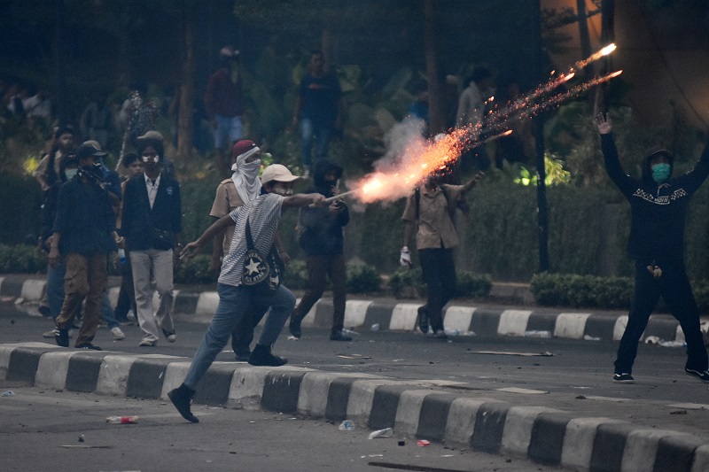 Demo pelajar STM di DPR beringas, motor dibakar