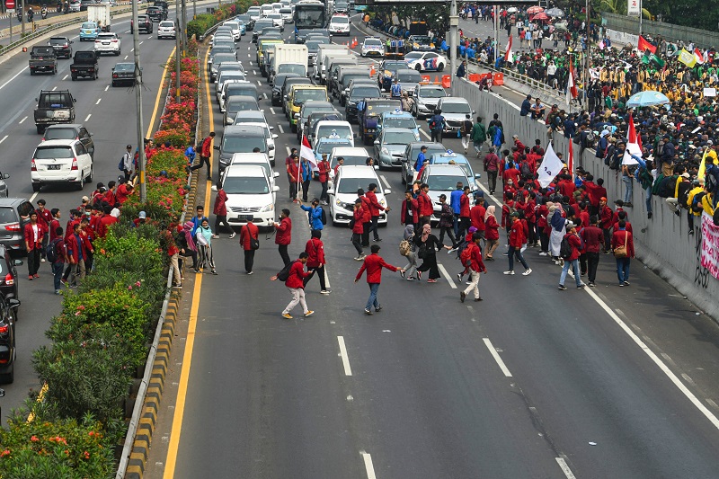 Akibat demo, ratusan mobil di tol depan DPR terjebak 6 jam