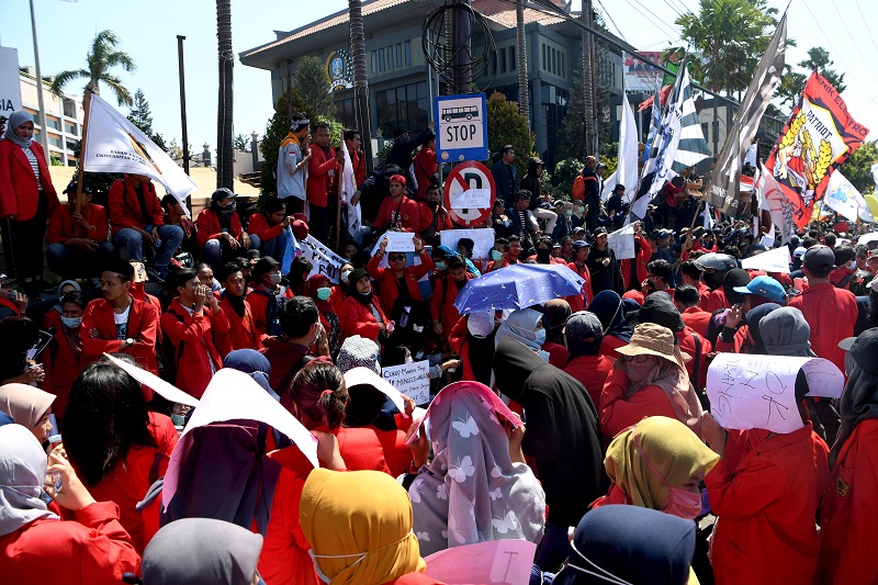 Dua bocah lempar bom molotov di aksi demo Surabaya Menggugat