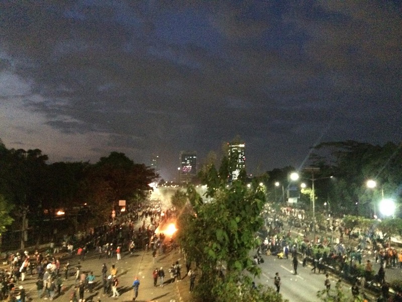 Demo di DPR, mahasiswa-polisi bentrok hingga rusuh