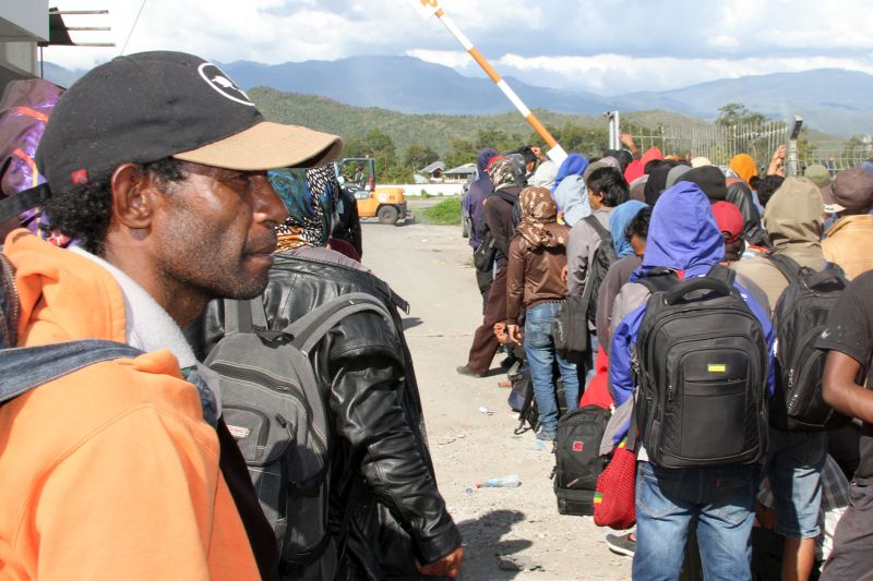 Wiranto jemput dan ajak pengungsi kembali ke Wamena
