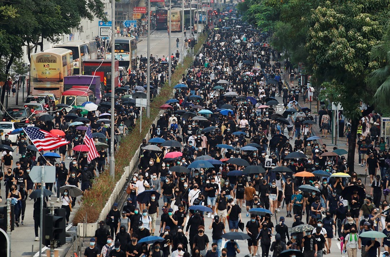 Demonstran Hong Kong protes larangan penggunaan masker