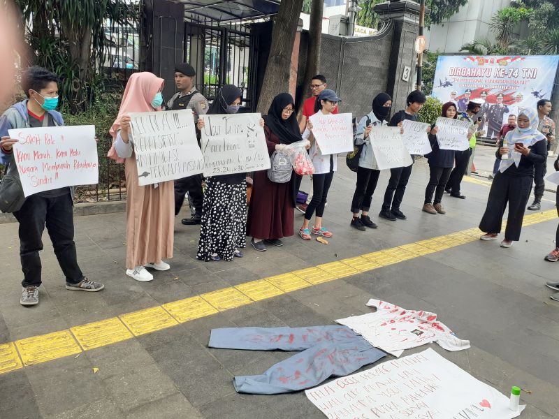 Emak-emak minta usut tewasnya demonstran pelajar dan mahasiswa