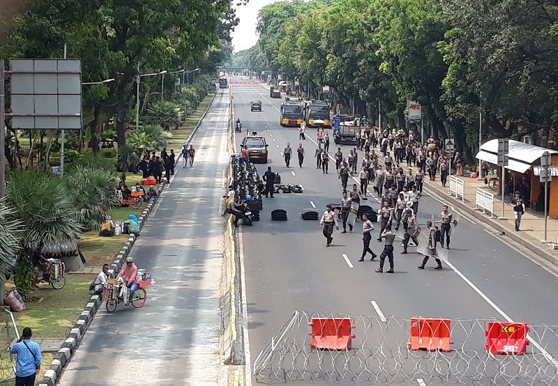 Kawat berduri dan water canon adang pergerakan mahasiswa ke Istana