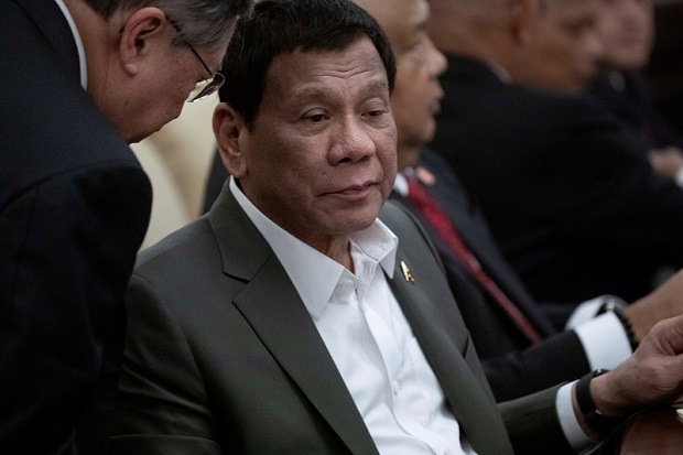 Presiden Filipina terluka akibat jatuh dari motor