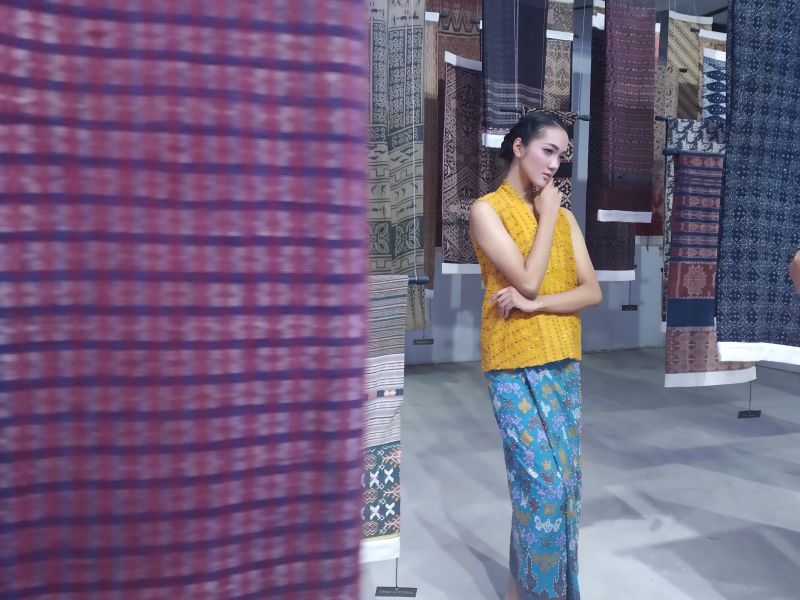 Melihat karya mode rancangan Oscar Lawalata di Jakarta Fashion Week