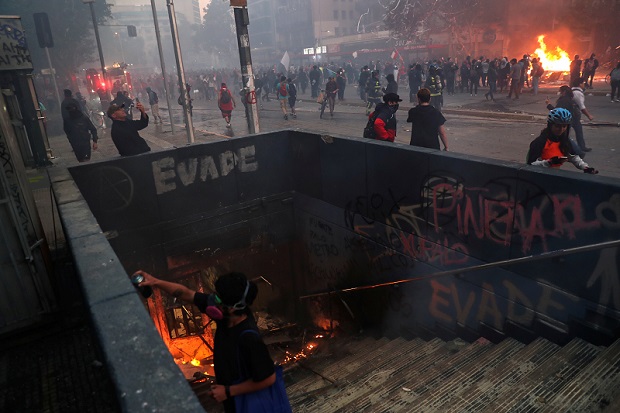 Presiden rombak kabinet, protes di Chile belum reda 