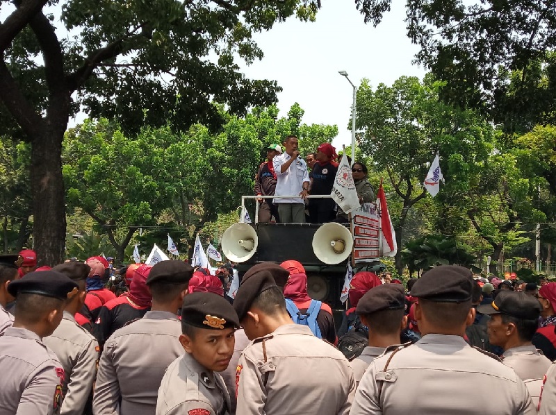UMP hanya naik 8,51%, KSPI demo di Balai Kota DKI