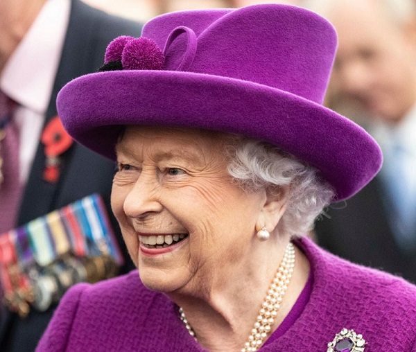 Pakaian baru Ratu Elizabeth tak lagi menggunakan bulu asli