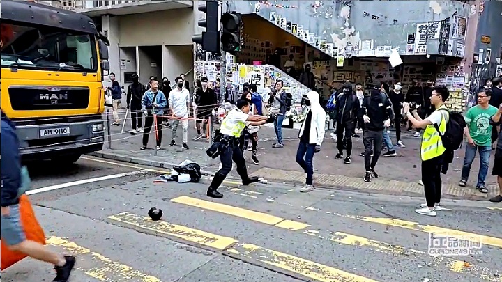 Polisi Hong Kong tembak peluru tajam, satu demonstran terluka