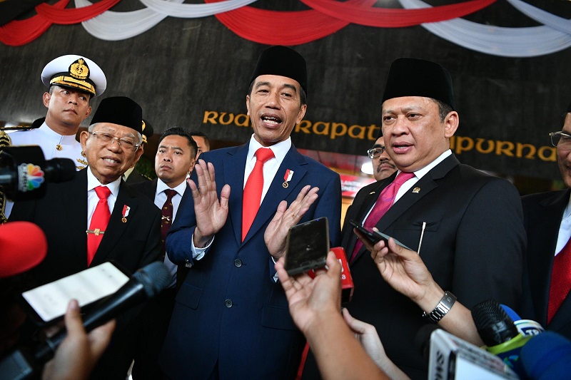 Jokowi puji Airlangga, Bamsoet bimbang maju caketum Golkar