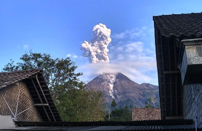 Gunung Merapi meletus, keluarkan awan panas setinggi 1.000 meter
