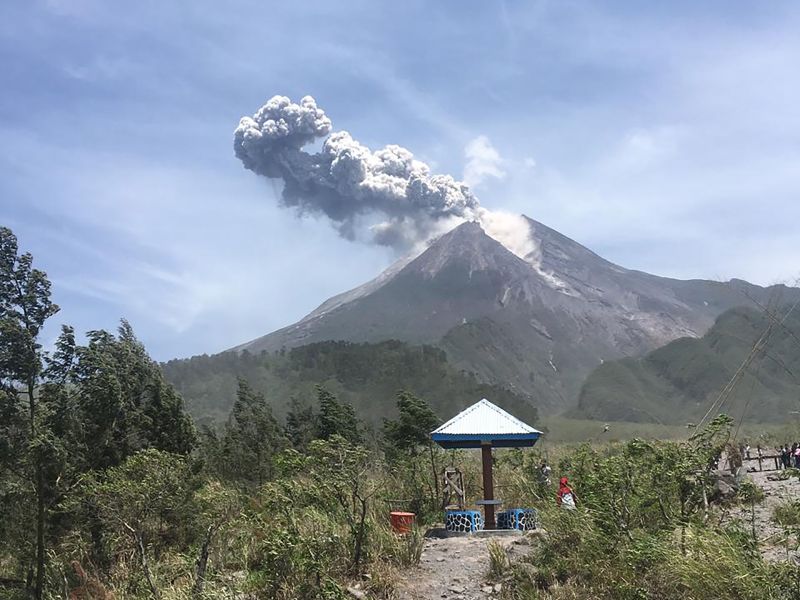 Dua desa Magelang diguyur hujan abu akibat letusan Gunung Merapi
