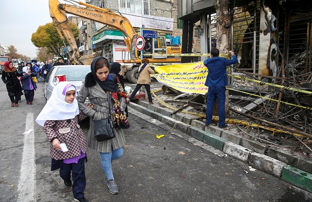 Ratusan bangunan dibakar dalam protes antipemerintah Iran