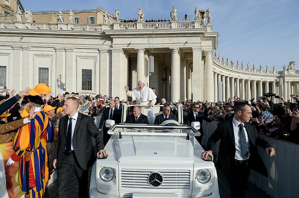 Pesan Natal Paus Fransiskus: Serukan perdamaian, bela migran