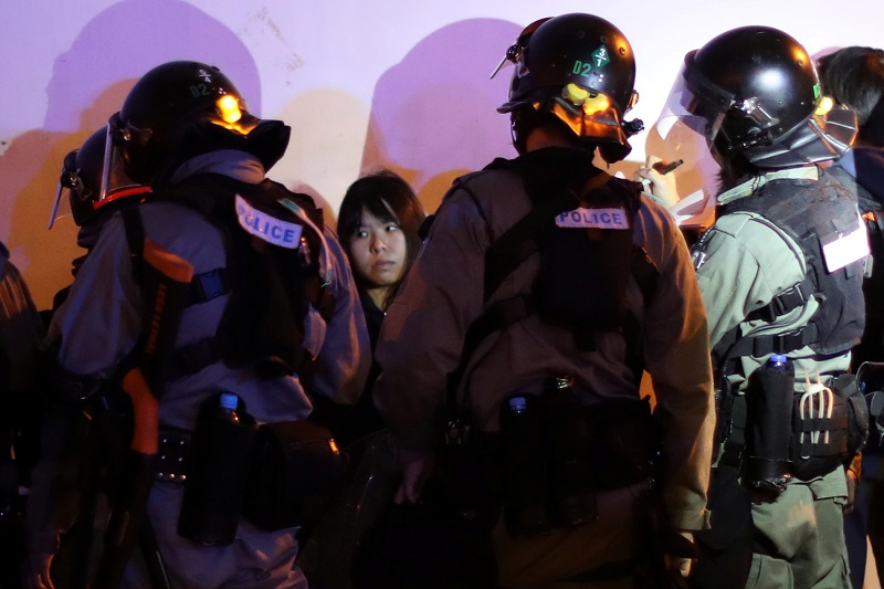 Bentrokan polisi dan demonstran warnai Natal di Hong Kong