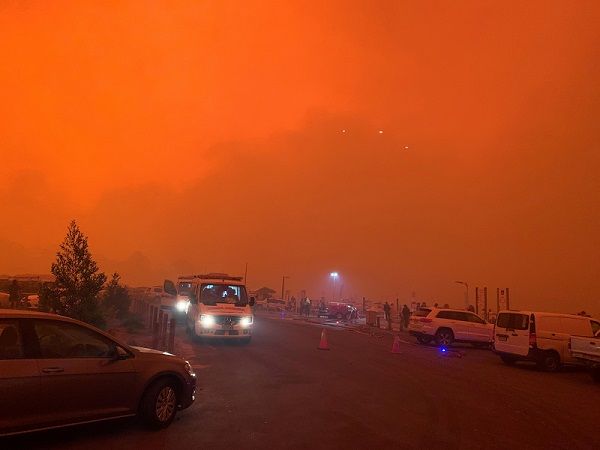 Kebakaran hebat di Australia, langit memerah dan ribuan orang terjebak