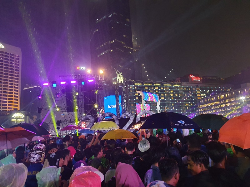 Meski hujan, warga tetap rayakan Tahun Baru di Bundaran HI dan Monas