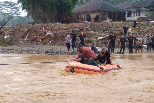 Tiga warga Lebak meninggal akibat banjir dan longsor