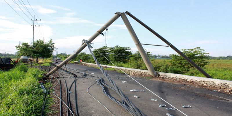 Angin kencang tumbangkan 90 tiang listrik di Jatim