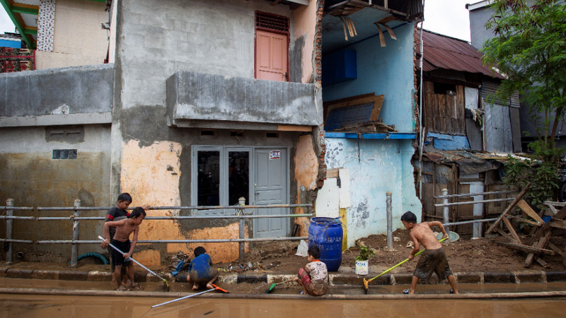 Tanggul-tanggul di Jakarta berpotensi retak
