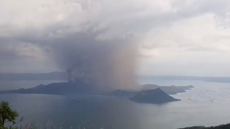 Gunung Taal erupsi, KBRI Manila imbau WNI waspada