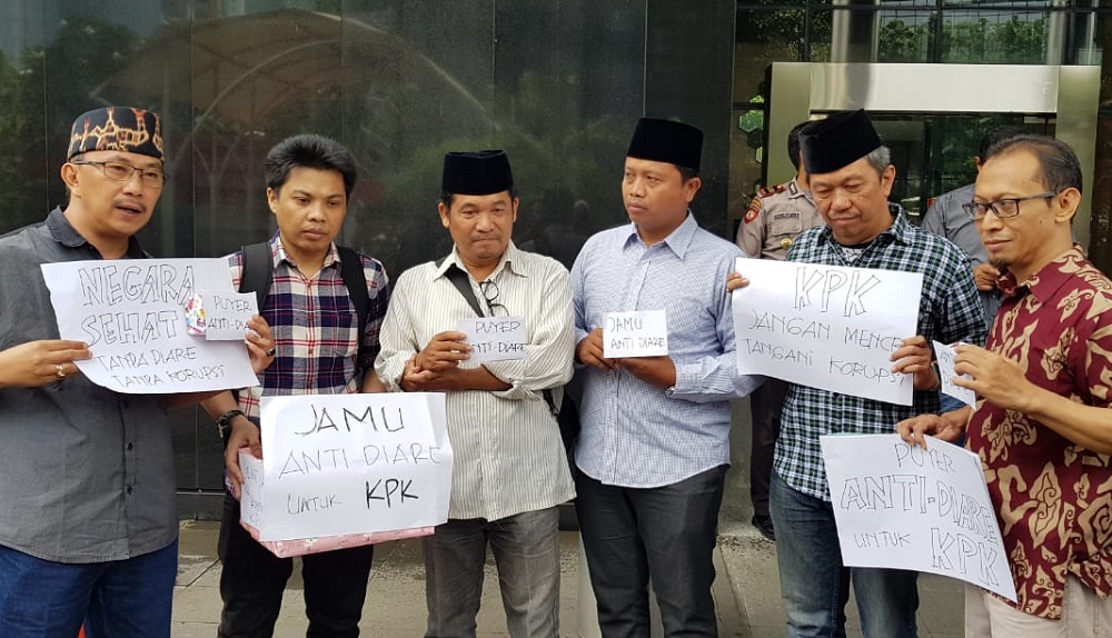 Sindir Hasto Kristiyanto, aktivis berikan jamu antidiare ke KPK