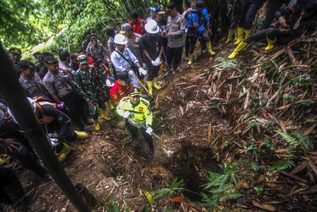 Pemkab Bogor janji relokasi korban longsor