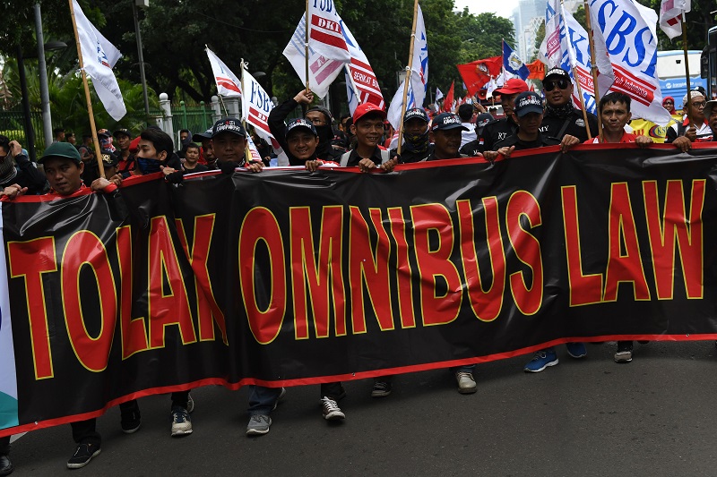 Demo buruh serentak di sejumlah provinsi tolak Omnibus Law