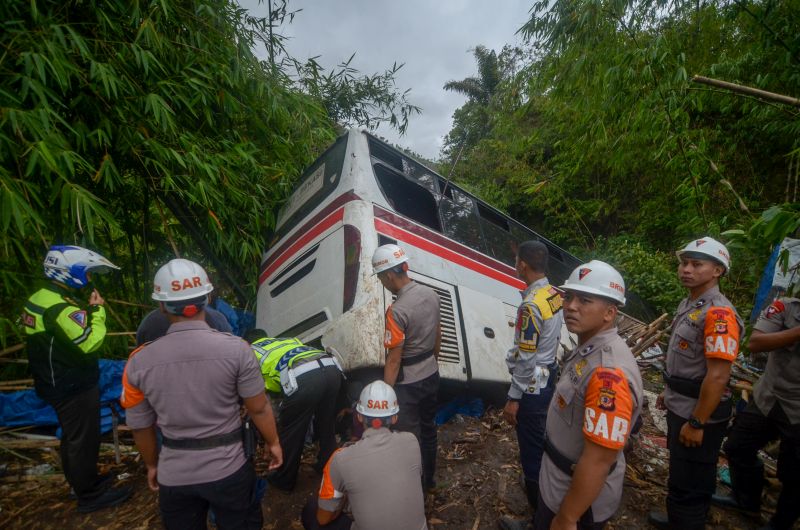Bus rombongan PWNU Jatim kecelakaan saat hendak bertemu Wapres Ma'ruf