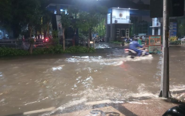 Banjir melanda sejumlah wilayah Surabaya