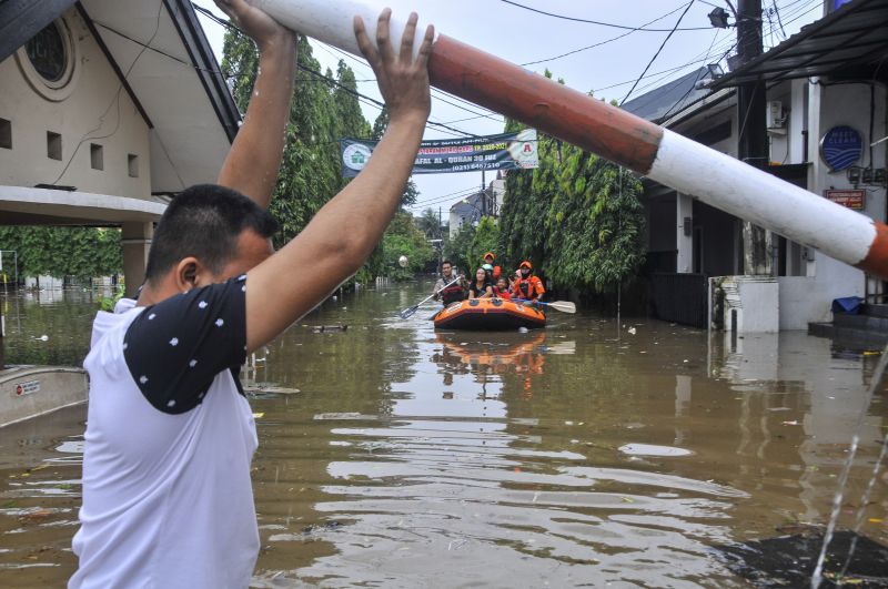 Intensitas hujan tinggi, sejumlah pintu air Jakarta siaga satu