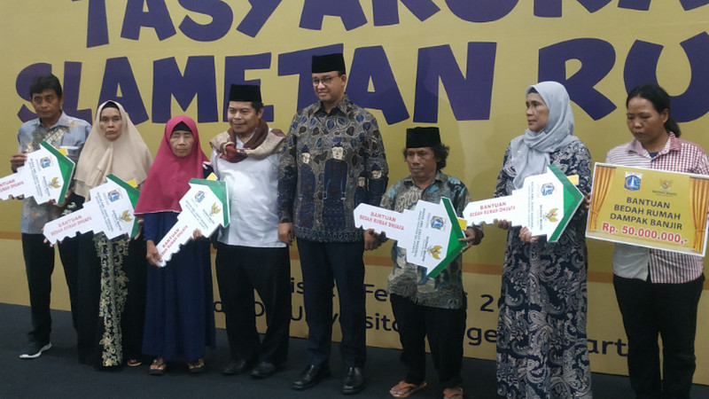 Baznas Jakarta serahkan bantuan bedah rumah duafa